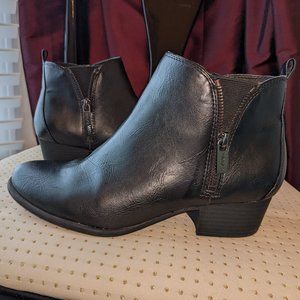 Unisa 8M black zipper booties